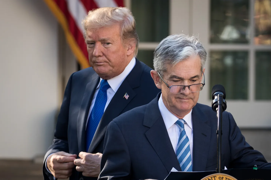 Tổng thống Trump trong nhiệm kỳ đầu và ông Powell (phải).