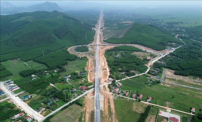 Cao tốc Bùng - Vạn Ninh sẵn sàng thông xe toàn tuyến dịp Thống nhất đất nước. Ảnh: Quốc Khánh/TTXVN.
