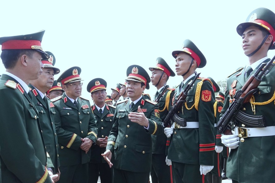 Đại tướng Nguyễn Tân Cương, Ủy viên Trung ương Đảng, Tổng Tham mưu trưởng QĐND Việt Nam, Thứ trưởng Bộ Quốc phòng kiểm tra khối duyệt binh. Ảnh: TTXVN.