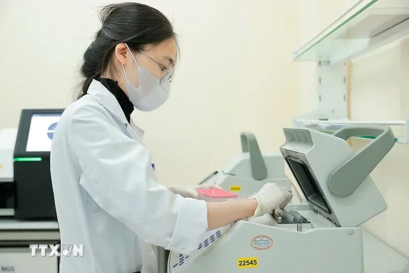 Nhân viên y tế làm xét nghiệm PCR. Ảnh minh họa: Minh Quyết/TTXVN.