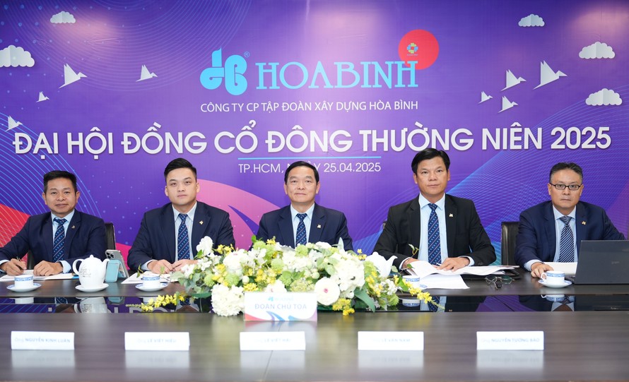 Ban chủ toạ.
