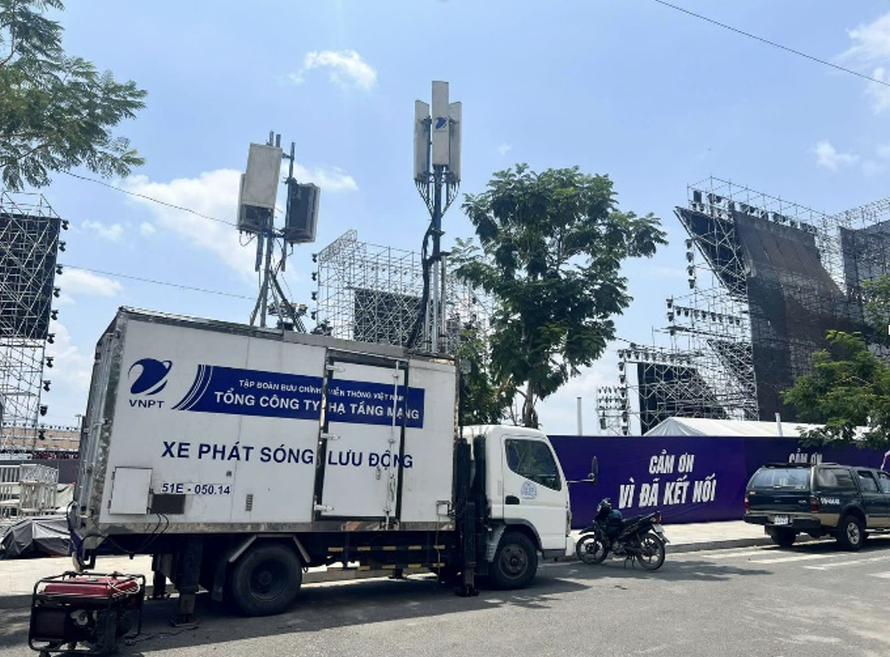 Xe phát sóng lưu động của VNPT đã có mặt tại các điểm tổ chức sự kiện để tăng cường chất lượng dịch vụ, phục vụ khách hàng.