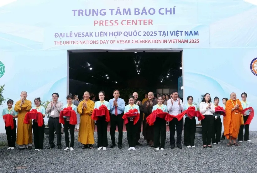 Cắt băng khánh thành Trung tâm Báo chí phục vụ Đại lễ Vesak Liên hợp quốc 2025. Ảnh: Xuân Khu/TTXVN