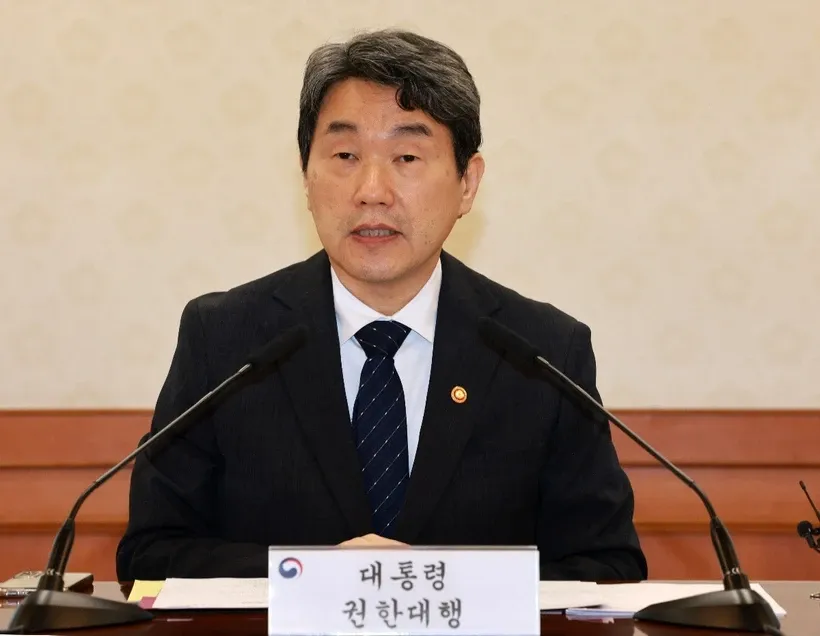 Quyền Tổng thống Hàn Quốc mới được bổ nhiệm Lee Ju-ho phát biểu trong cuộc họp khẩn của Hội đồng An ninh quốc gia ở Seoul, ngày 2/5/2025. Ảnh: Yonhap/TTXVN.