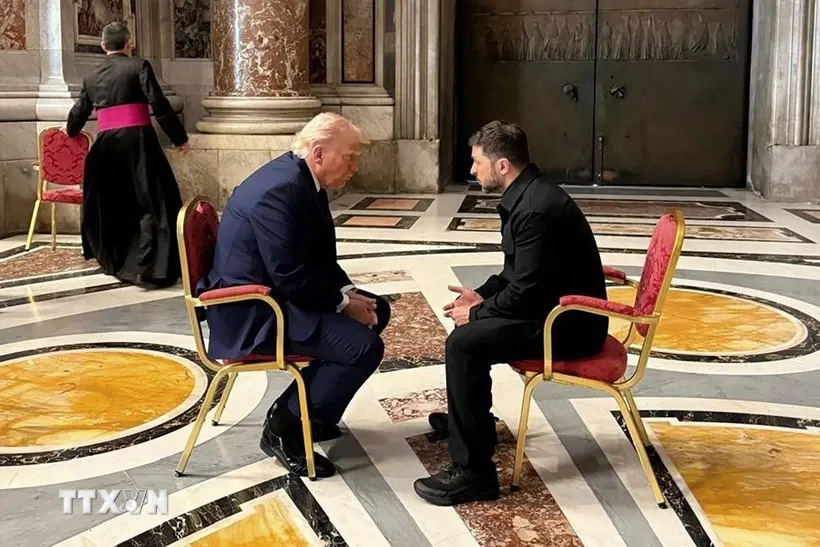 Tổng thống Mỹ Donald Trump (trái) và Tổng thống Ukraine Volodymyr Zelensky tại cuộc gặp ở Vatican ngày 26/4/2025. Ảnh: AP/TTXVN