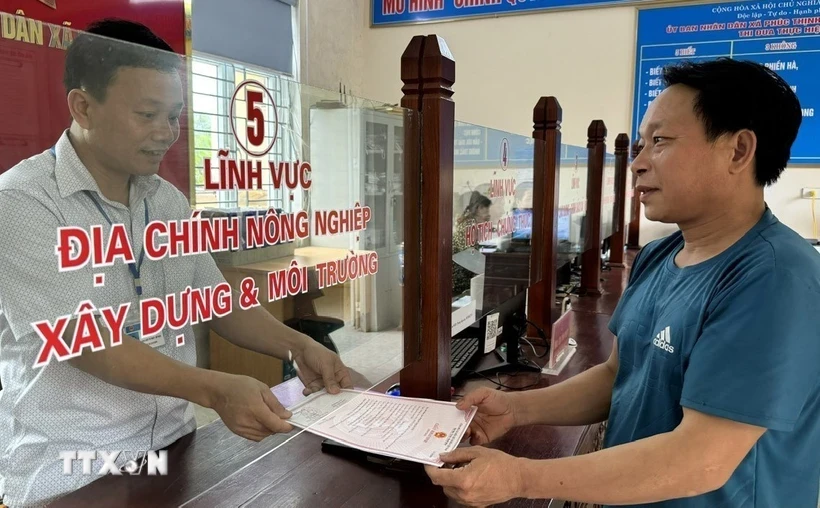 Người dân làm thủ tục hành chính. Ảnh: TTXVN.