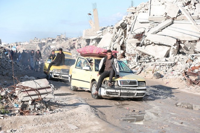 Người dân Palestine đi sơ tán tránh xung đột tại Beit Lahia, Dải Gaza. Ảnh: THX/TTXVN