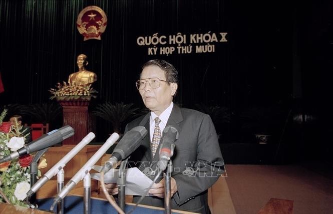 Chủ tịch nước Trần Đức Lương đọc Tờ trình về việc đề nghị Quốc hội phê chuẩn Hiệp định thương mại Việt Nam - Hoa Kỳ, tại Kỳ họp thứ mười, Quốc hội khóa X, ngày 23/11/2001. Ảnh: Nhan Sáng/ TTXVN.