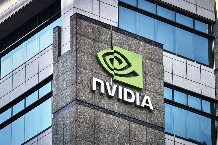 Biểu tượng của Tập đoàn Nvidia tại một trụ sở.