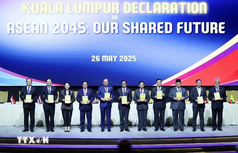 Thủ tướng Phạm Minh Chính cùng lãnh đạo các nước ASEAN và Timor-Leste ký Tuyên bố Kuala Lumpur “ASEAN 2045: Tương lai chung của chúng ta". Ảnh: Dương Giang/TTXVN.
