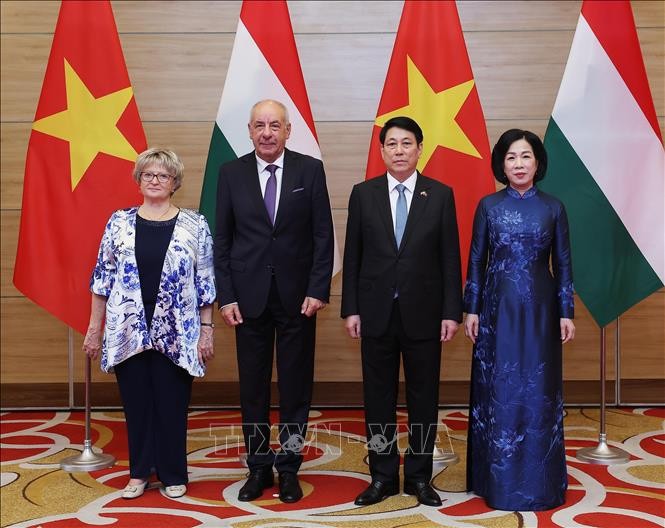 Chủ tịch nước Lương Cường và Phu nhân đón Tổng thống Hungary Sulyok Tamas và Phu nhân dự tiệc chiêu đãi. Ảnh: Lâm Khánh/TTXVN.