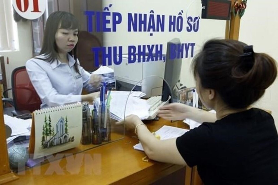 Giải quyết chế độ bảo hiểm xã hội cho người dân. Ảnh: TTXVN.