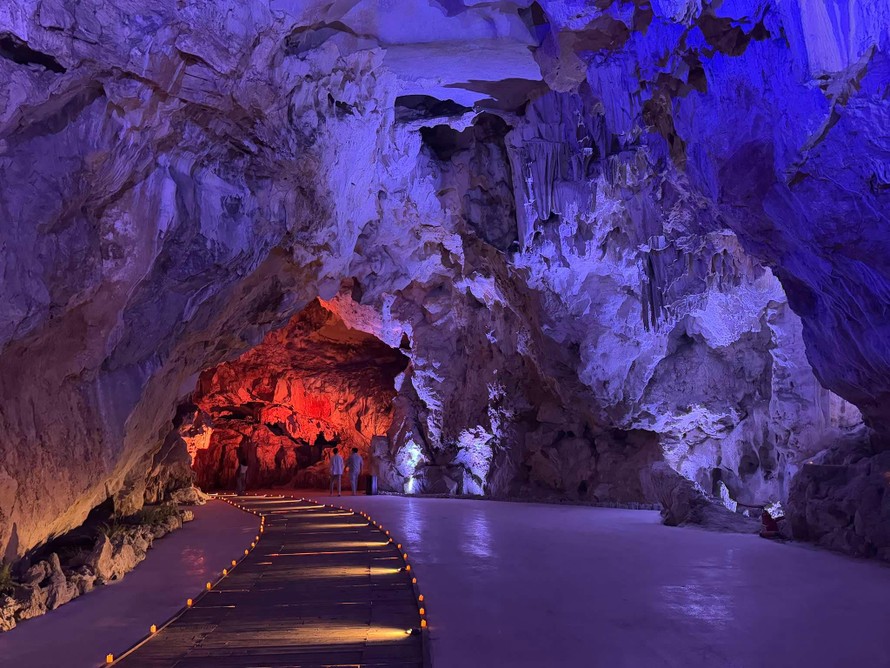 Quang cảnh bên trong Hang Ngọc Rồng.