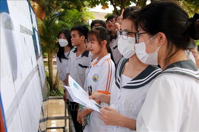 Thí sinh tại điểm thi Trường THPT chuyên Lê Hồng Phong, thành phố Nam Định, tỉnh Nam Định kiểm tra danh sách thí sinh dự thi, số báo danh trước khi thi. Ảnh tư liệu: Nguyễn Lành/TTXVN.