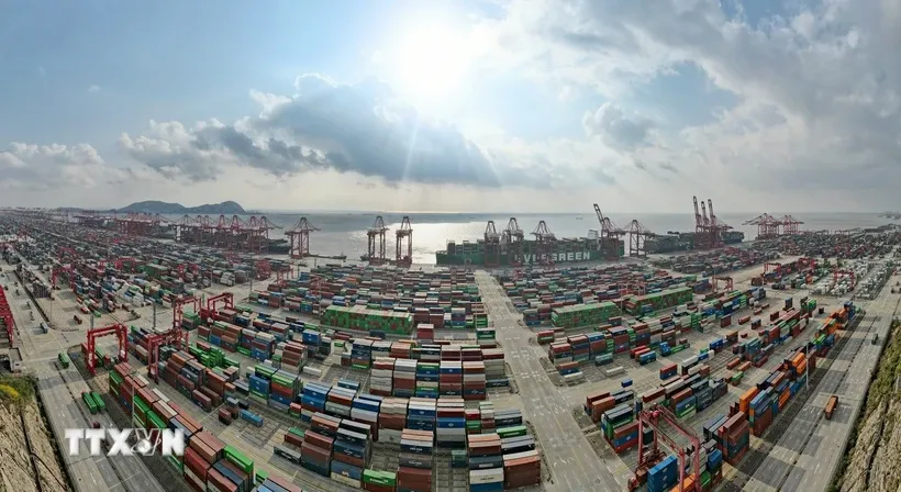 Cảng biển nước sâu Dương Sơn ở vịnh Hàng Châu, phía Nam Thượng Hải (Trung Quốc). Ảnh: TTXVN.