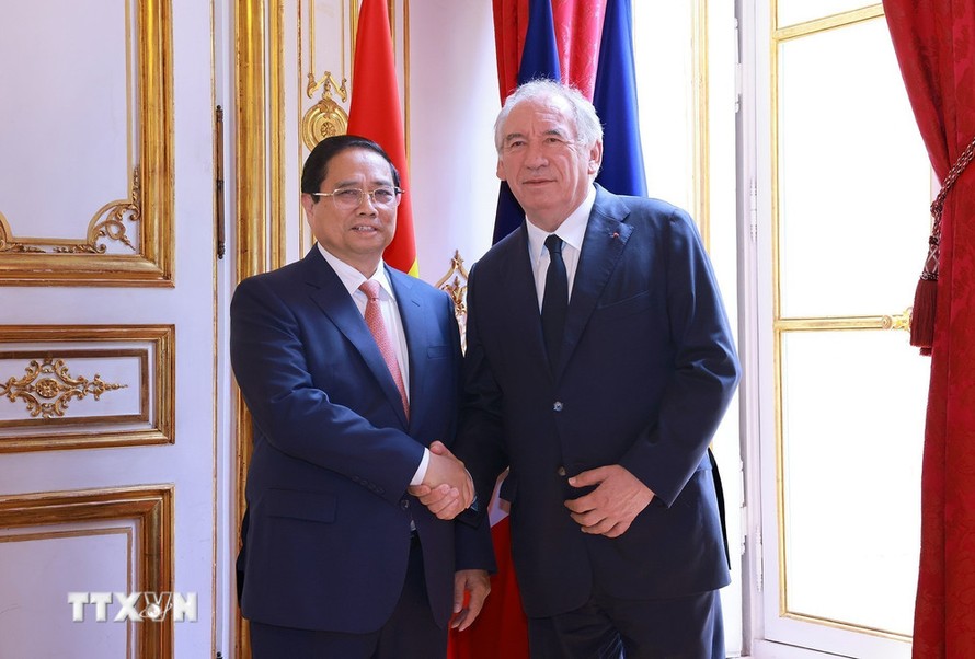 Thủ tướng Phạm Minh Chính và Thủ tướng Pháp Francois Bayrou. Ảnh: TTXVN. 