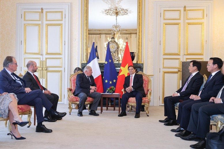 Thủ tướng Phạm Minh Chính hội kiến Chủ tịch Thượng viện Pháp Gerard Larcher. Ảnh: VGP/Nhật Bắc.