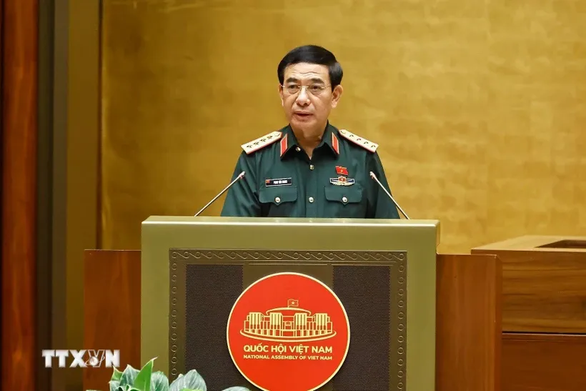 Bộ trưởng Bộ Quốc phòng Phan Văn Giang trình bày Tờ trình dự án các luật liên quan đến quốc phòng-an ninh. Ảnh: Doãn Tấn/TTXVN.