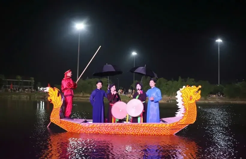 Hát Quan họ trên thuyền rồng. Ảnh: Thanh Thương/TTXVN.
