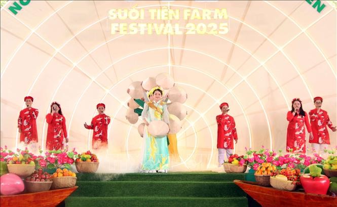 Tiết mục văn nghệ do các nghệ sỹ Việt Nam trình diễn.