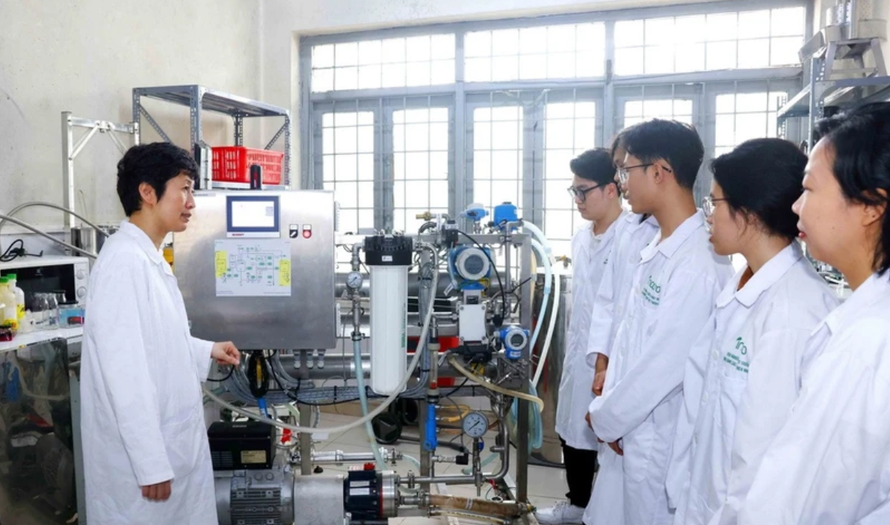 Phó Giáo sư-Tiến sỹ Nguyễn Minh Tân - nhà khoa học nữ nhận Giải thưởng Kovalevskaia năm 2024 - hướng dẫn sinh viên về hệ thống xử lý nước thải bằng công nghệ màng.