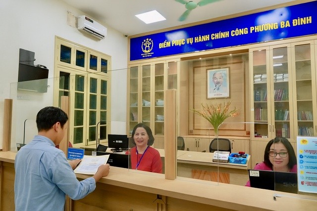 Người dân làm thủ tục tại Điểm phục vụ hành chính công phường Ba Đình. Ảnh: VGP/Thùy Chi.