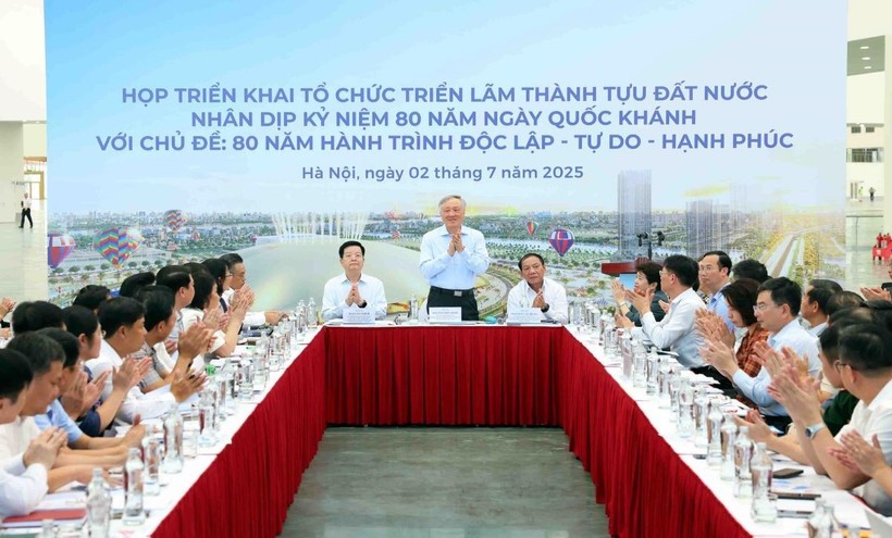 Phó Thủ tướng Thường trực Nguyễn Hòa Bình và Phó Thủ tướng Mai Văn Chính chủ trì cuộc họp. Ảnh: Phạm Kiên/TTXVN.