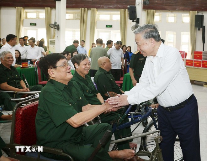Tổng Bí thư Tô Lâm thăm hỏi và tặng quà cho thương bệnh binh. Ảnh: Thống Nhất/TTXVN.