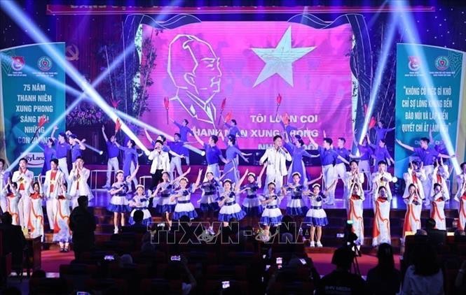 Chương trình nghệ thuật truyền thống lực lượng Thanh niên xung phong do các đoàn viên thanh niên của trường Đại học văn hóa nghệ thuật Quân Đội thể hiện. Ảnh: Minh Đức/TTXVN.