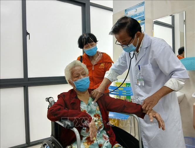 Bác sĩ khám cho người cao tuổi tại Trung tâm Y tế khu vực Sơn Trà, thành phố Đà Nẵng. Ảnh: Mỹ Hà/TTXVN.