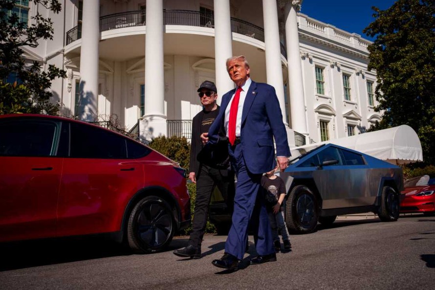 Tổng thống Mỹ Donald Trump và tỷ phú Elon Musk tại Nhà Trắng. Ảnh: NPR.