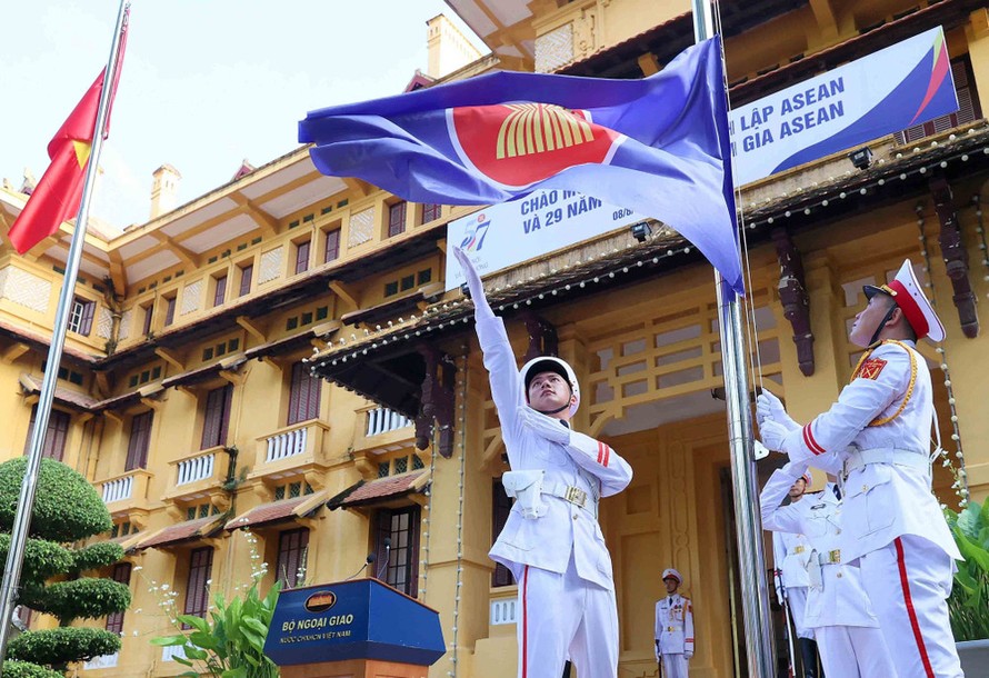 Lực lượng tiêu binh thực hiện nghi thức thượng cờ ASEAN.