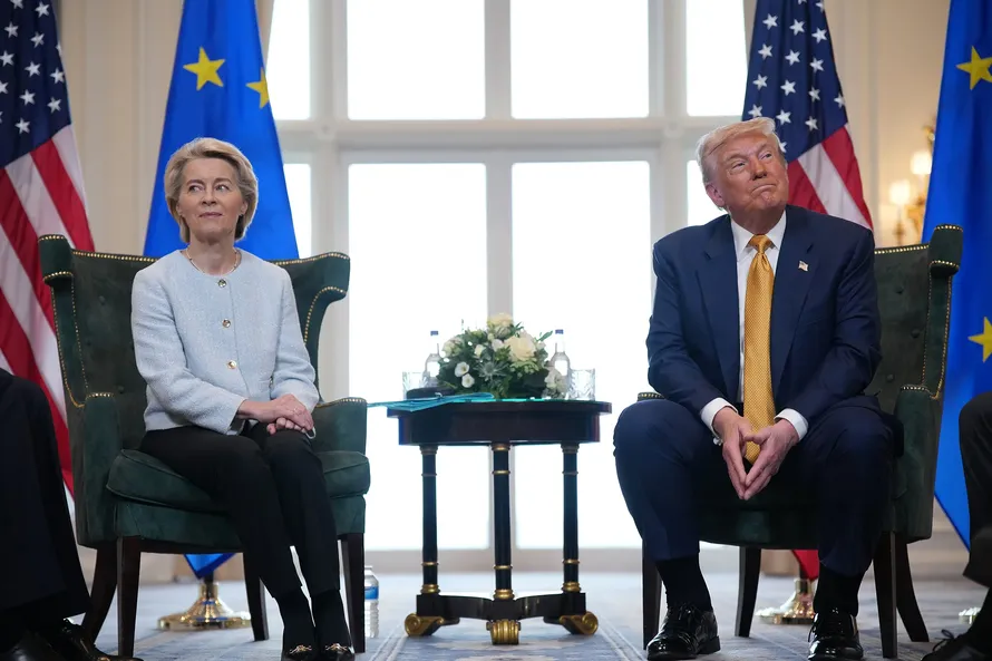 Tổng thống Mỹ Donald Trump (phải) trong cuộc gặp Chủ tịch Ủy ban Châu Âu (EC) Ursula von der Leyen tại khu nghỉ dưỡng ở Turnberry (Scotland), ngày 27/7/2025. Ảnh: Bloomberg.