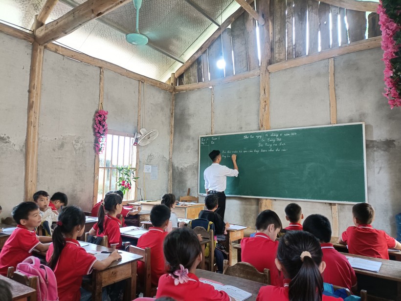 Phòng học tạm chờ kiên cố hóa của thầy và trò Trường Tiểu học Nghĩa Tâm, xã Nghĩa Tâm, huyện Văn Chấn, tỉnh Yên Bái. Ảnh: Phạm Mai/TTXVN.