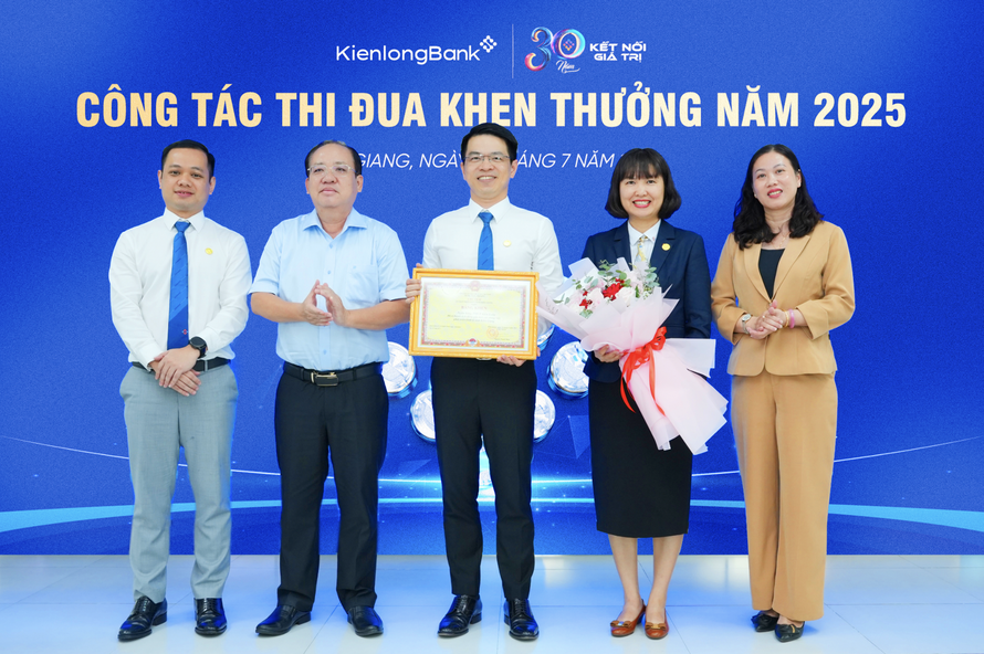 KienlongBank vinh dự đón nhận bằng khen của Chủ tịch UBND tỉnh An Giang.