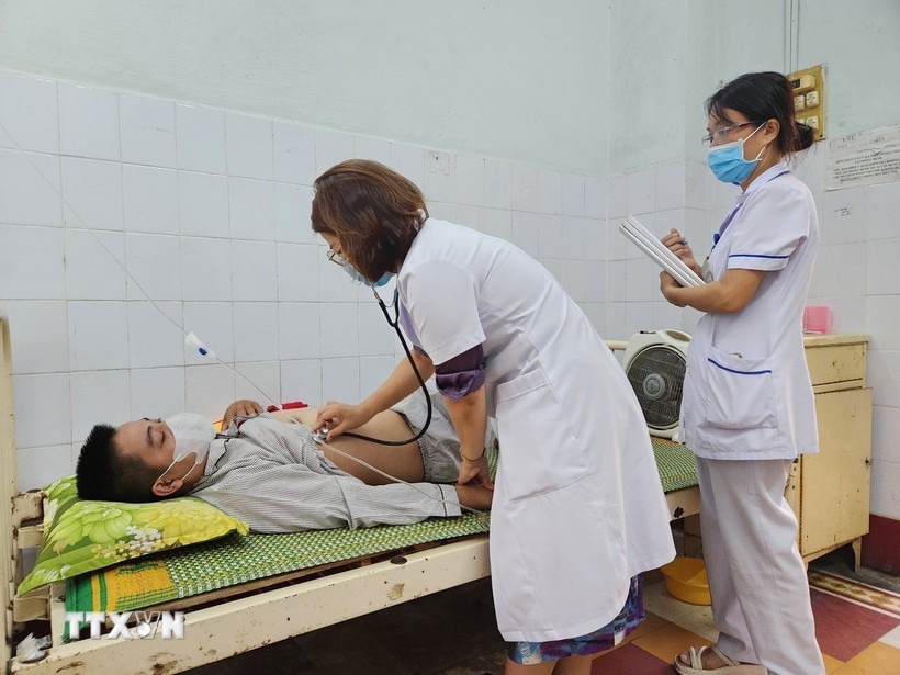 Kiểm tra sức khỏe cho người bệnh sốt xuất huyết Dengue tại Trung tâm Y tế thành phố Huế. Ảnh: Mai Trang/TTXVN.
