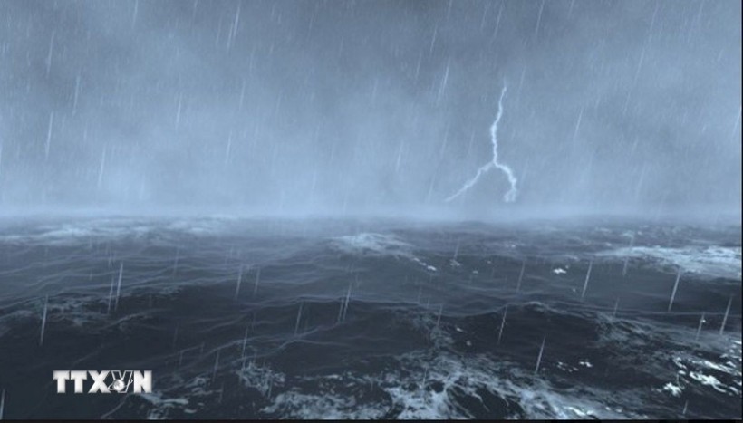 Dự báo gió mạnh và mưa giông trên biển. Ảnh: TTXVN.