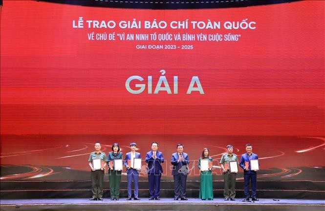 Đồng chí Nguyễn Trọng Nghĩa, Uỷ viên Bộ Chính trị, Bí thư Trung ương Đảng, Trưởng Ban Tuyên giáo và Dân vận Trung ương và đồng chí Nguyễn Xuân Thắng, Uỷ viên Bộ Chính trị, Giám đốc Học viện chính trị Quốc gia Hồ Chí Minh, Chủ tịch Hội đồng lý luận Trung ương trao giải cho các tác giả đạt giải. Ảnh: Tuấn Anh/TTXVN.