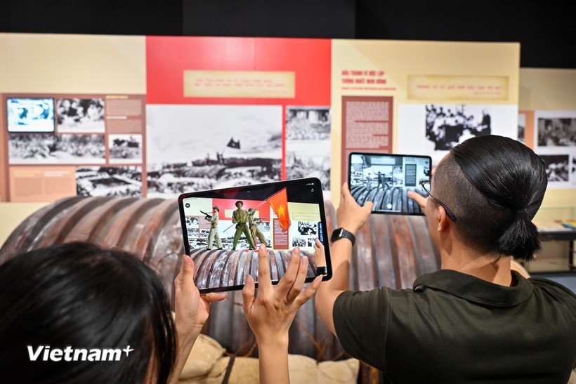 Khách tham quan có thể dễ dàng hoà mình vào những thời khắc lịch sử của dân tộc bằng công nghệ AR. Ảnh: Minh Sơn/TTXVN.