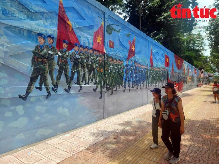 Bức tường bích họa dài 300m thu hút sự chú ý của người dân và du khách.
