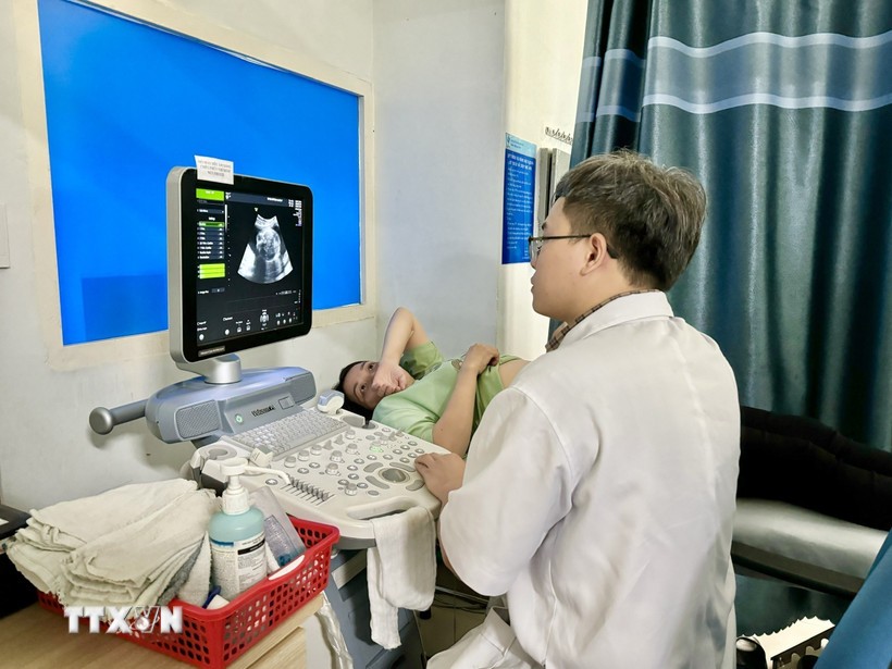 Bác sĩ kiểm tra sức khỏe định kỳ cho phụ nữ mang thai. Ảnh: TTXVN.