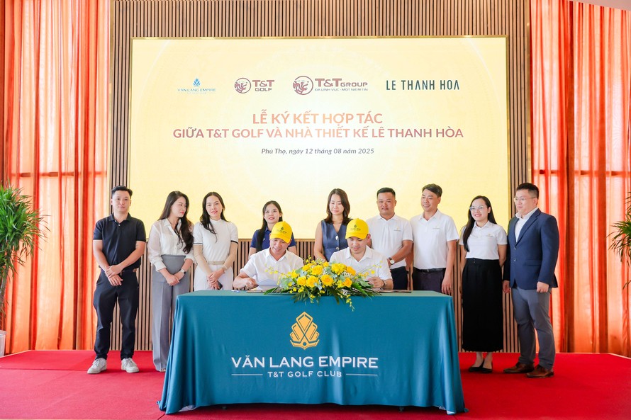 Ông Nhữ Văn Hoan- TGĐ T&T Golf và Nhà thiết kế Lê Thanh Hòa tại lễ ký kết hợp tác.