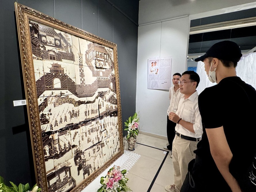 Họa sĩ Lê Trung Hiếu chia sẻ với công chúng về tác phẩm gốm tiêu biểu của mình.