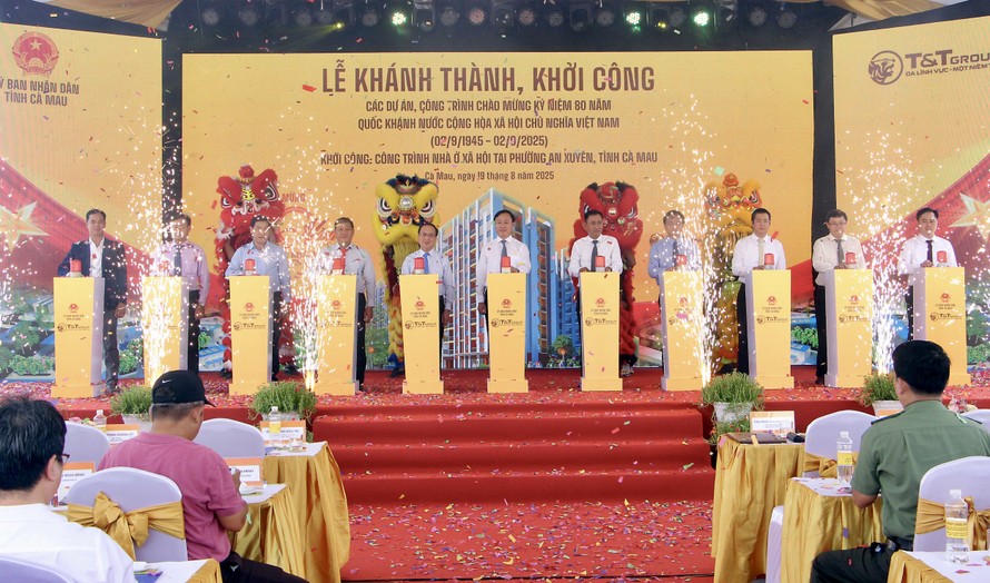 Các đại biểu thực hiện nghi lễ khởi công công trình nhà ở xã hội tại phường An Xuyên, tỉnh Cà Mau.