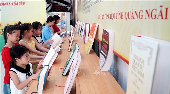 Đông đảo độc giả đến tham quan, tìm hiểu tại trưng bày.