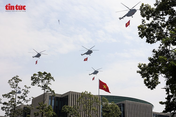 Hào hùng dàn máy bay quân sự bay qua Quảng trường Ba Đình