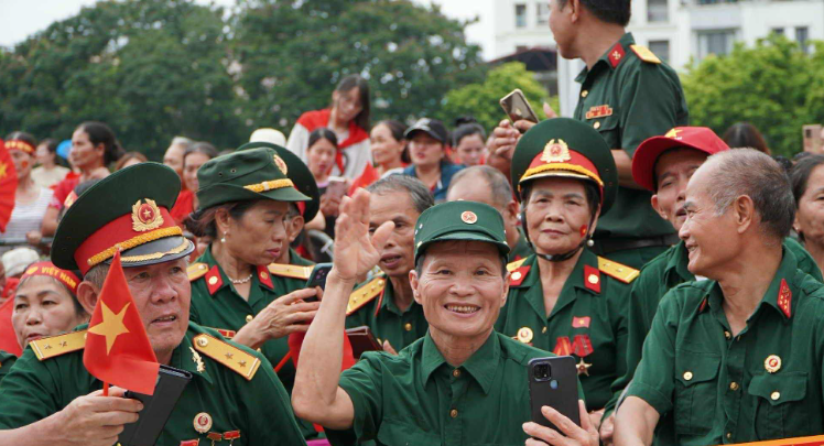 Tổ quốc anh hùng trong niềm xúc động và tự hào của lớp cha anh