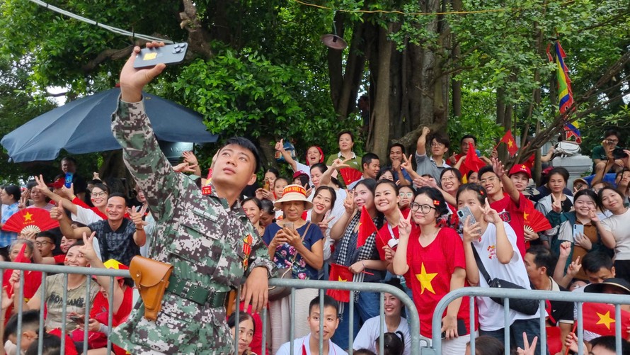 Người dân tham gia buổi Tổng duyệt sự kiện A80. Ảnh: TTXVN.