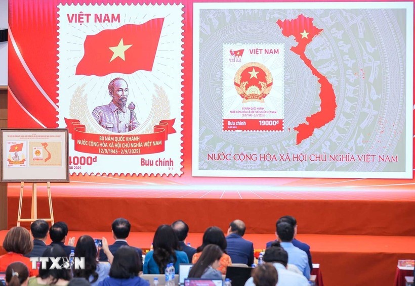 Bộ tem bưu chính đặc biệt ra mắt. Ảnh: Hoàng Hiếu/TTXVN.