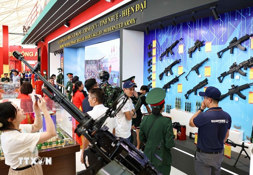 Gian trưng bày của Bộ Quốc phòng tại triển lãm thành tựu Đất nước "80 năm hành trình Độc lập - Tự do - Hạnh phúc". Ảnh: Thanh Tùng/TTXVN.